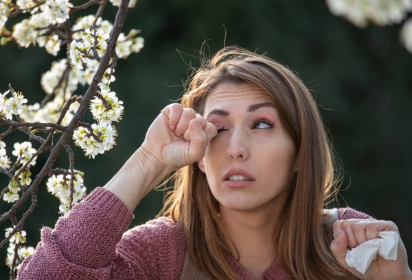 nega oči pri alergijah vključuje kapljice za oči