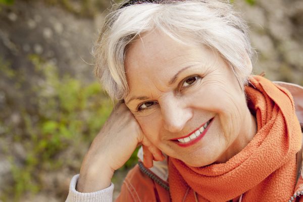 bolezen suhih oči in hormoni pri starejši ženski na sliki